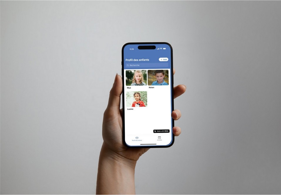 Photo montrant une personne tenant son smartphone, une application développée en no-code est ouverte.