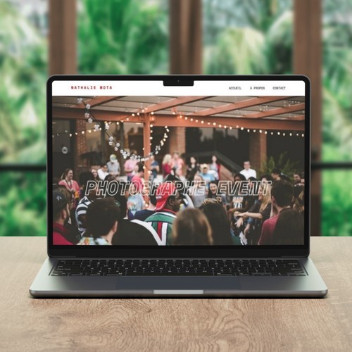 Image d'un ordinateur portable ouvert sur le site d'une photographe