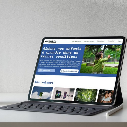 Tablette montrant une landing page développée en no-code d'une association.