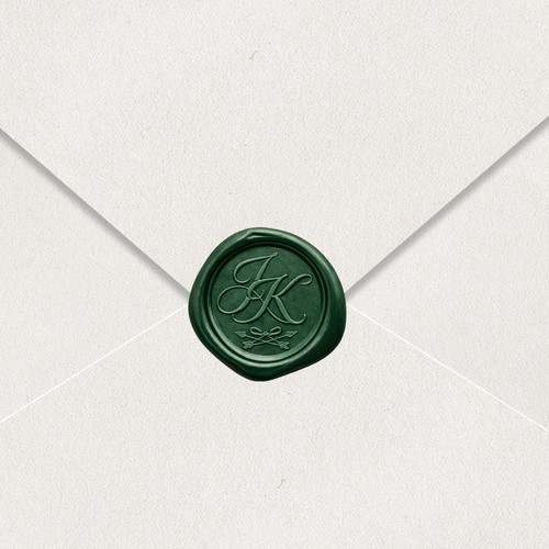 Image d'une enveloppe fermé par un cachet en cire. L'enveloppe contient un faire-part de mariage.